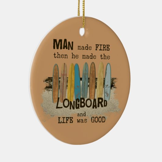 Früher Mann-surfender Spaß mit Longboards Keramik Ornament (Rechts)