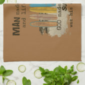 Früher Mann-und Frauen-surfender Spaß mit Küchentuch (Gefaltet)