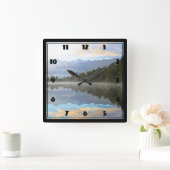 Früher Morgen-Reflexions-Landschaft Quadratische Wanduhr (Zuhause)