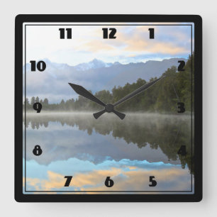 Früher Morgen-Reflexions-Landschaft Quadratische Wanduhr