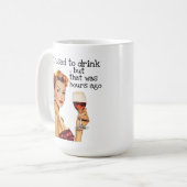 Früher trinke ich sarkastische Hausfrau-Retro Kaffeetasse (Vorderseite Links)