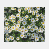 Frühjahrsdaisy Field: Serene Hintergrund Fleecedecke (Vorderseite (Horizontal))