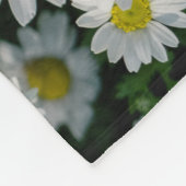Frühjahrsdaisy Field: Serene Hintergrund Fleecedecke (Ecke)