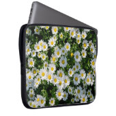 Frühjahrsdaisy Field: Serene Hintergrund Laptopschutzhülle (Vorne Rechts)