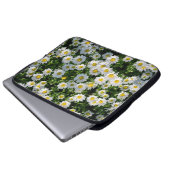 Frühjahrsdaisy Field: Serene Hintergrund Laptopschutzhülle (Vorne Knopf)