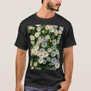 Frühjahrsdaisy Field: Serene Hintergrund T-Shirt