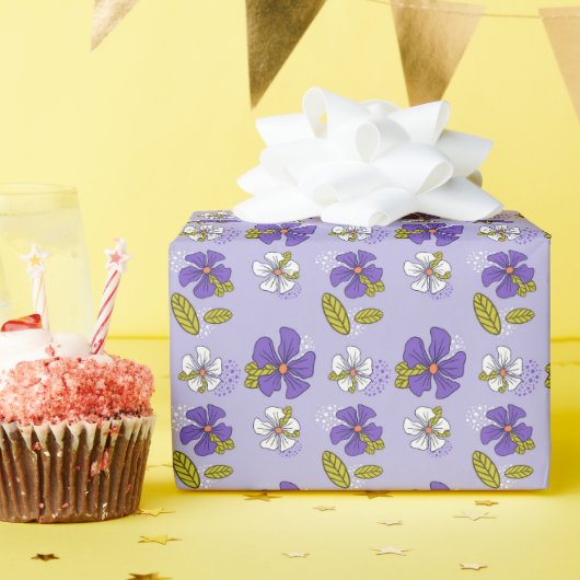 Frühjahrsmuster im Lila Muster Geschenkpapier (Geburtstagsparty)