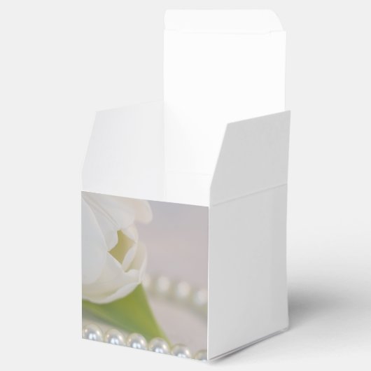 Frühjahrssehen mit weißem Tulip und Perlen Geschenkschachtel (Geöffnet)