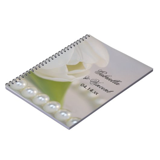 Frühjahrssehen mit weißem Tulip und Perlen Notizblock (Linke Seite)