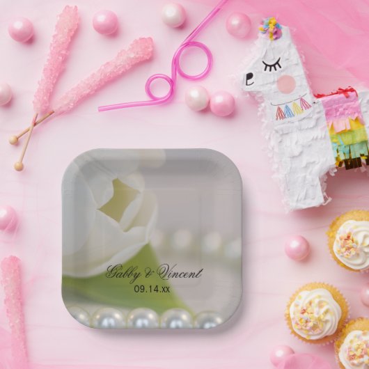 Frühjahrssehen mit weißem Tulip und Perlen Pappteller (Party)