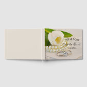 Frühjahrssehen mit weißen Tulips, Rings und Perlen Gästebuch (Voll)