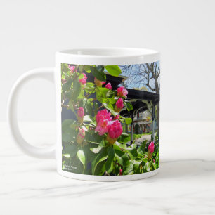 Frühling blüht in der Hütte City - Martha's Vineya Jumbo-Tasse