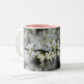 Frühling,Foto-Tasse mit weißen Blüten Zweifarbige Tasse (Vorderseite Links)