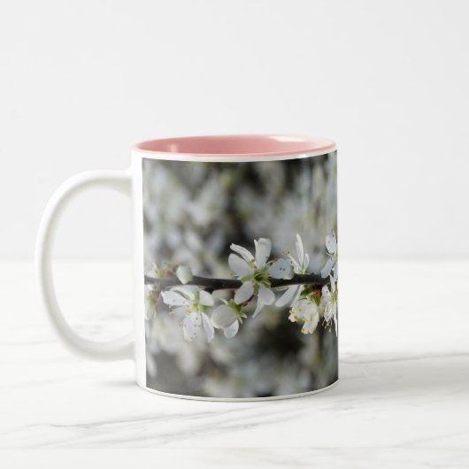 Frühling,Foto-Tasse mit weißen Blüten Zweifarbige Tasse (Links)