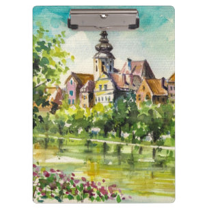 Frühling in der kleinen Stadt auf dem Fluss Klemmbrett