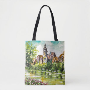 Frühling in der kleinen Stadt auf dem Fluss Tasche
