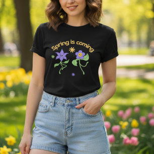 Frühling kommt Niedlich Tanzen violette Blumen T-Shirt