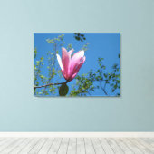 Frühling lila magnolische Blume in blauem Himmel. Leinwanddruck (Insitu (Holzboden))