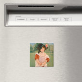 Frühling: Margot Stehend in einem Garten | Mary Ca Magnet (In Situ (Geschirrspüler))