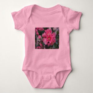 Frühling Rosa Blühende Zierquitte Baby Strampler