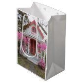 Frühling und Viktorianische Hütte - Martha's Viney Mittlere Geschenktüte (Vorderseite Schrägansicht)