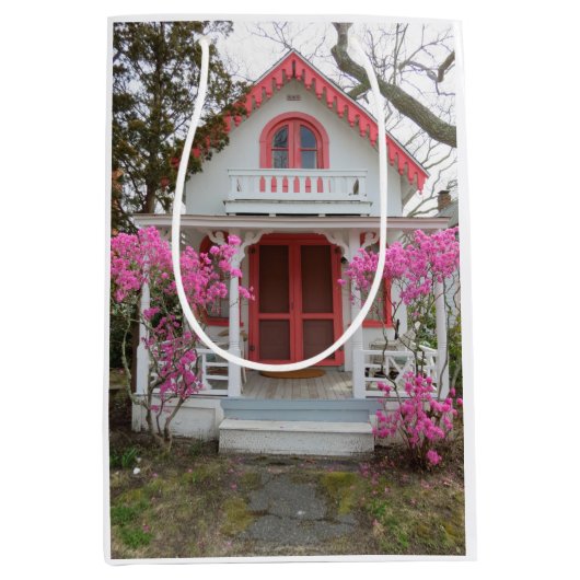 Frühling und Viktorianische Hütte - Martha's Viney Mittlere Geschenktüte (Vorderseite)