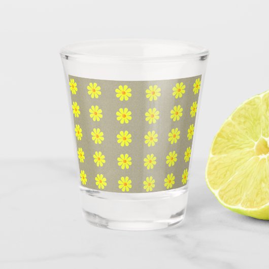 Frühlinggelbe Blumen auf abstraktem grauen Hinterg Schnapsglas (Vorderseite)