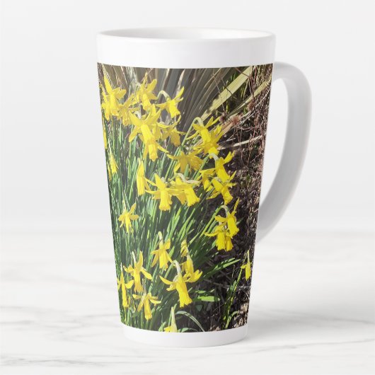 Frühlinggelbe Daffodien Latte Tasse (Rechte Ecke)