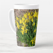Frühlinggelbe Daffodien Latte Tasse (Linke Ecke)