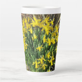 Frühlinggelbe Daffodien Latte Tasse (Vorderseite)
