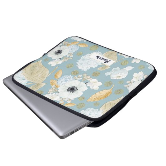 Frühlings-blaues u. weißes Blumenmuster-Monogramm Laptopschutzhülle (Vorne Knopf)