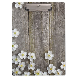 Frühlings-Blumen auf hölzerner Tabelle Klemmbrett