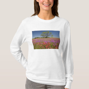 Frühlings-Mesquitebäume wachsen in Wildblumen, T-Shirt
