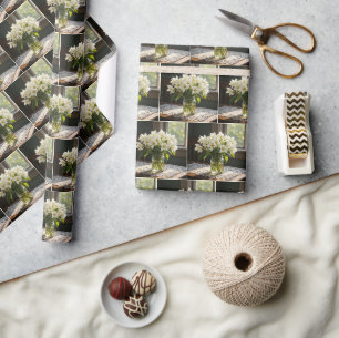 Frühlings-Trillien-Sträußchen im Farmhouse-Fenster Geschenkpapier