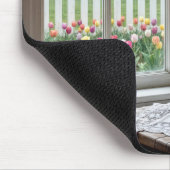 Frühlings-Tulpenstrauß am regnerischen Fenster Mousepad (Ecke)