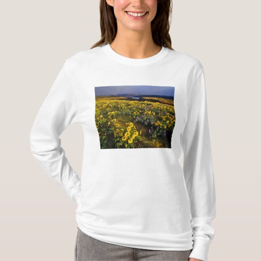 Frühlingsangebote im Überfluss der Wildblumen beim T-Shirt (Vorderseite)