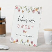 Frühlingsbabys sind eine süße Babydusche. Sockelschild (In SItu)