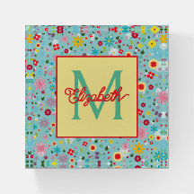 Frühlingsblumen auf aquablauem Monogramm
