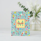 Frühlingsblumen auf aquablauem Monogramm Postkarte (Stehend Vorderseite)