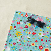 Frühlingsblumen auf aquablauem Monogramm Strandtuch (Beispiel)