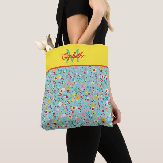 Frühlingsblumen auf aquablauem Monogramm Tasche (Von Nahem)