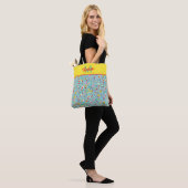 Frühlingsblumen auf aquablauem Monogramm Tasche (Am Model)
