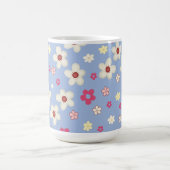 Frühlingsblumen auf blauem Hintergrund Kaffeetasse (Mittel)