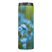 Frühlingsblumen auf dem Feld Thermosbecher (Rückseite)