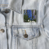 Frühlingsblumen auf einem Gartenweg, Georgien 2 Button (Beispiel)