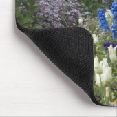 Frühlingsblumen auf einem Gartenweg, Georgien Mousepad (Ecke)