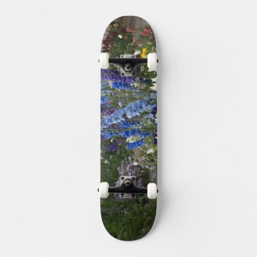 Frühlingsblumen auf einem Gartenweg, Georgien Skateboard (Vorderseite)