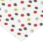 Frühlingsblumen auf weiß tischdecke (Schrägansicht)