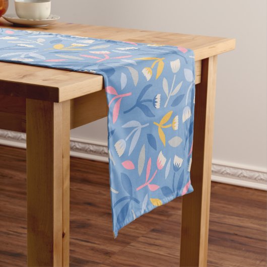 Frühlingsblumen Custom Blue & Pink Mittelgroßer Tischläufer (Beispiel)