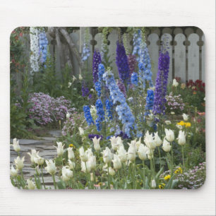 Frühlingsblumen entlang eines Gartenwegs, Georgia Mousepad